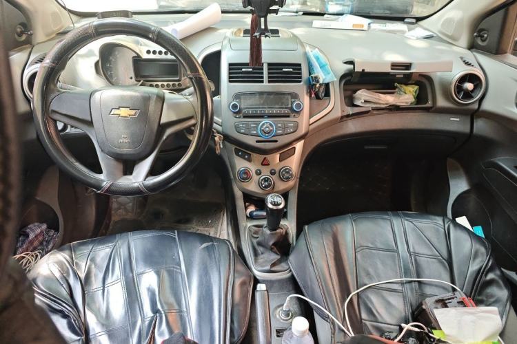 Used Chevrolet Aveo Sonic 2011 Sedan 1.4L MT SL Center Console