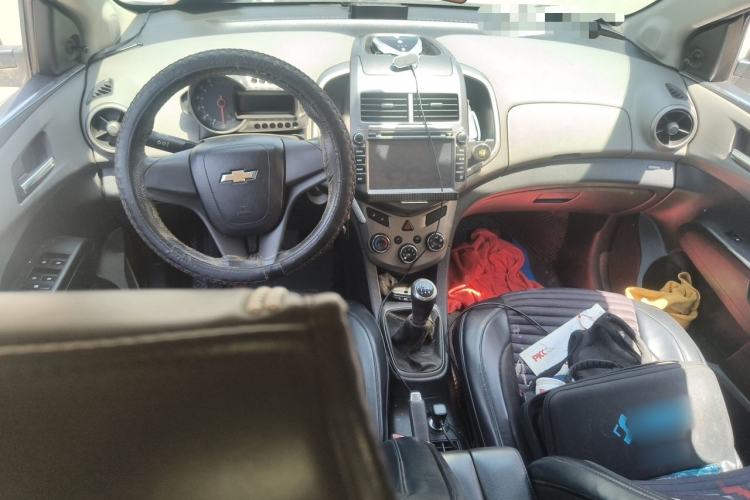 Used Chevrolet Aveo Sonic 2011 Sedan 1.4L MT SL Center Console