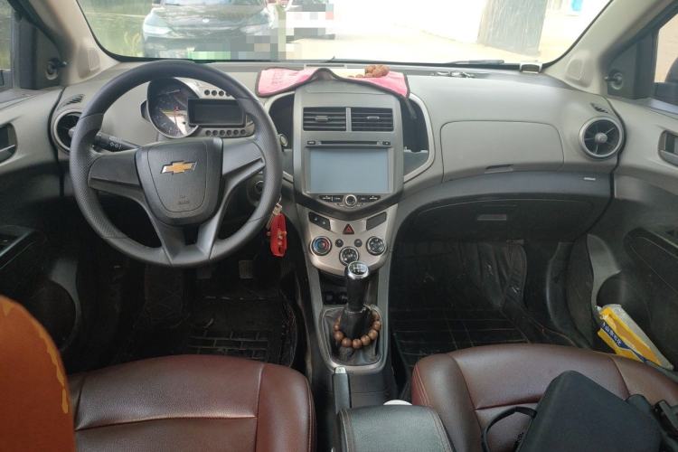 Used Chevrolet Aveo Sonic 2011 Sedan 1.4L MT SL Center Console