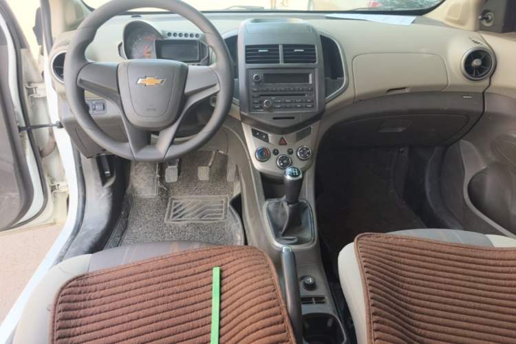 Used Chevrolet Aveo Sonic 2011 Sedan 1.4L MT SL Center Console