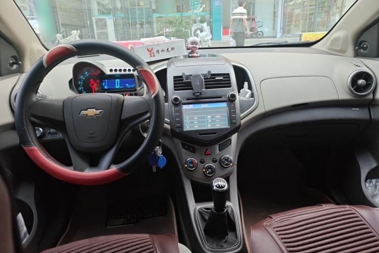Used Chevrolet Aveo Sonic 2011 Sedan 1.4L MT SL Center Console