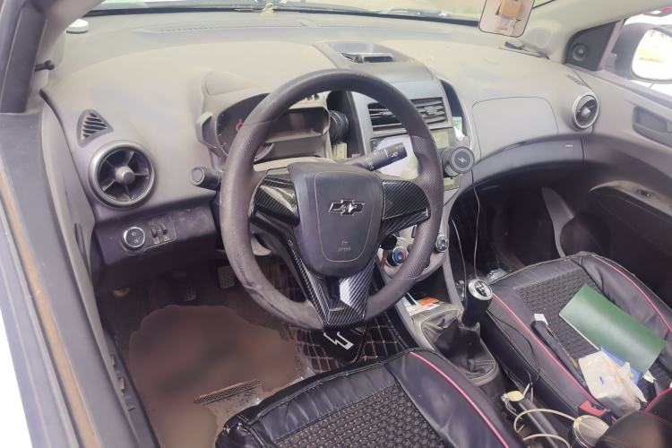 Used Chevrolet Aveo Sonic 2011 Sedan 1.4L MT SL Center Console