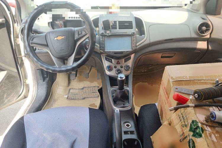 Used Chevrolet Aveo Sonic 2011 Sedan 1.4L MT SL Center Console