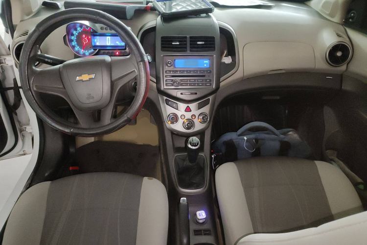 Used Chevrolet Aveo Sonic 2011 Sedan 1.4L MT SL Center Console