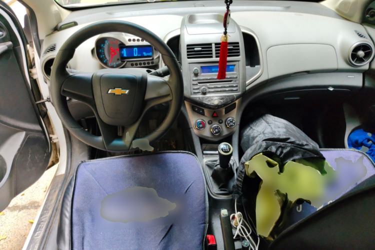 Used Chevrolet Aveo Sonic 2011 Sedan 1.4L MT SL Center Console