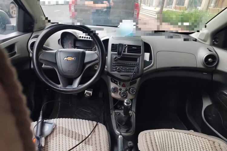 Used Chevrolet Aveo Sonic 2011 Sedan 1.4L MT SL Center Console