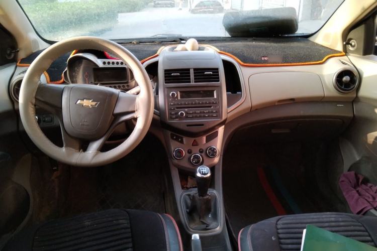 Used Chevrolet Aveo Sonic 2011 Sedan 1.4L MT SL Center Console