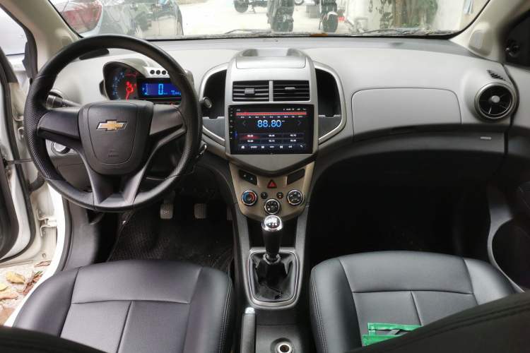 Used Chevrolet Aveo Sonic 2011 Sedan 1.4L MT SL Center Console
