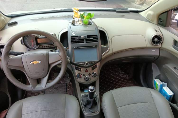 Used Chevrolet Aveo Sonic 2011 Sedan 1.4L MT SL Center Console