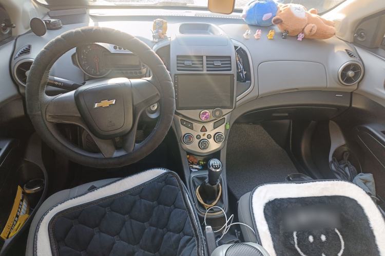 Used Chevrolet Aveo Sonic 2011 Sedan 1.4L MT SL Center Console