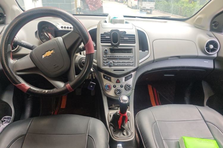 Used Chevrolet Aveo Sonic 2011 Sedan 1.4L MT SL Center Console