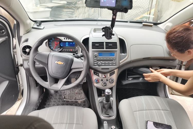 Used Chevrolet Aveo Sonic 2011 Sedan 1.4L MT SL Center Console