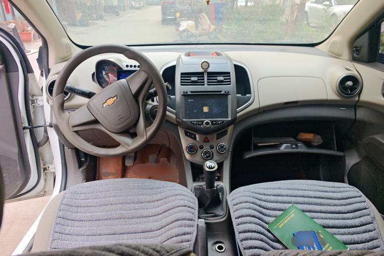 Used Chevrolet Aveo Sonic 2011 Sedan 1.4L MT SL Center Console