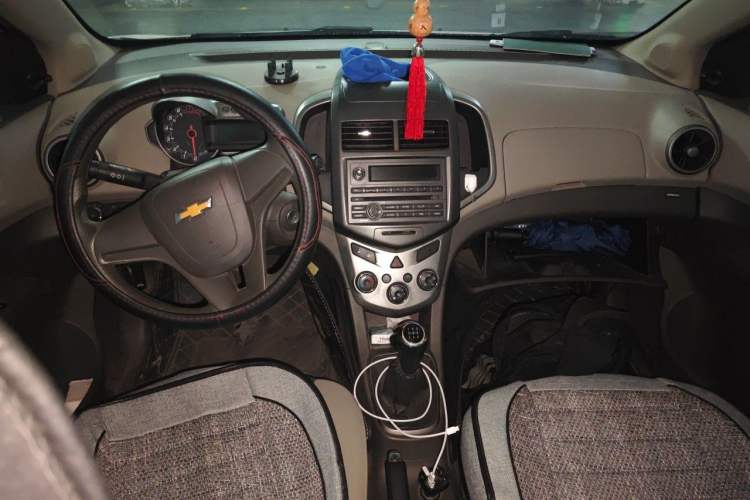 Used Chevrolet Aveo Sonic 2011 Sedan 1.4L MT SL Center Console