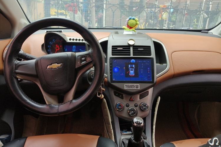 Used Chevrolet Aveo Sonic 2011 Sedan 1.4L MT SL Center Console