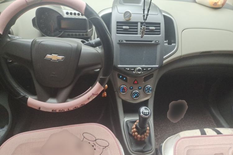 Used Chevrolet Aveo Sonic 2011 Sedan 1.4L MT SL Center Console