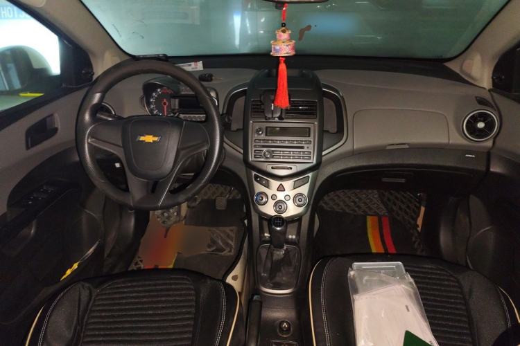 Used Chevrolet Aveo Sonic 2011 Sedan 1.4L MT SL Center Console