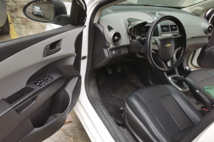 Used Chevrolet Aveo Sonic 2011 Sedan 1.4L MT SL Driver Seat