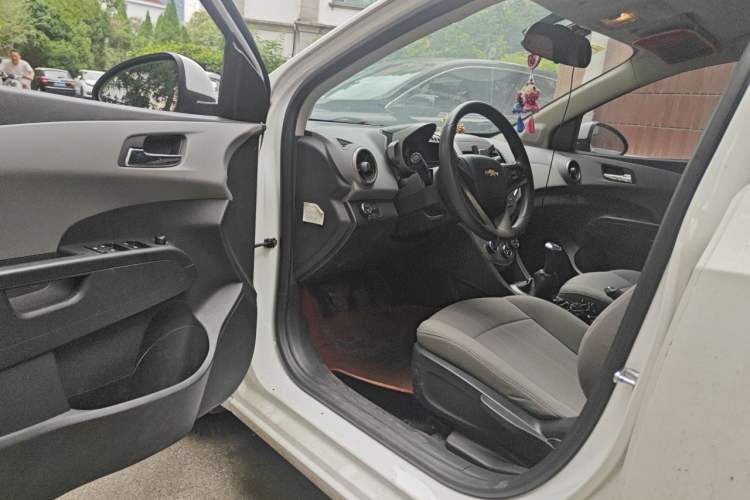 Used Chevrolet Aveo Sonic 2011 Sedan 1.4L Manual Transmission SE Driver Seat