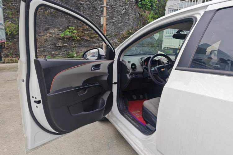 Used Chevrolet Aveo Sonic 2011 Hatchback 1.4L MT SE Driver Seat