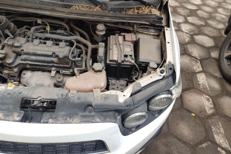 Used Chevrolet Aveo Sonic 2011 Sedan 1.6L Manual Transmission SX Engine Bay Left