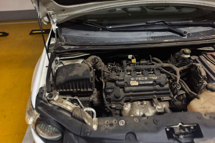 Used Chevrolet Aveo Sonic 2011 Hatchback 1.4L MT SE Engine Bay Right