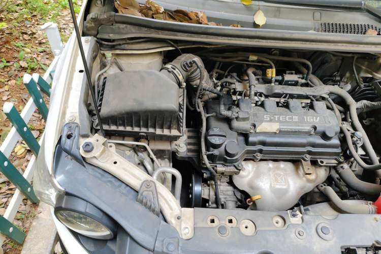 Used Chevrolet Aveo Sonic 2011 Sedan 1.4L MT SL Engine Bay Right
