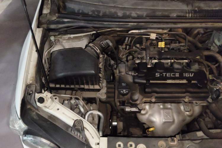Used Chevrolet Aveo Sonic 2011 Sedan 1.4L Manual Transmission SE Engine Bay Right