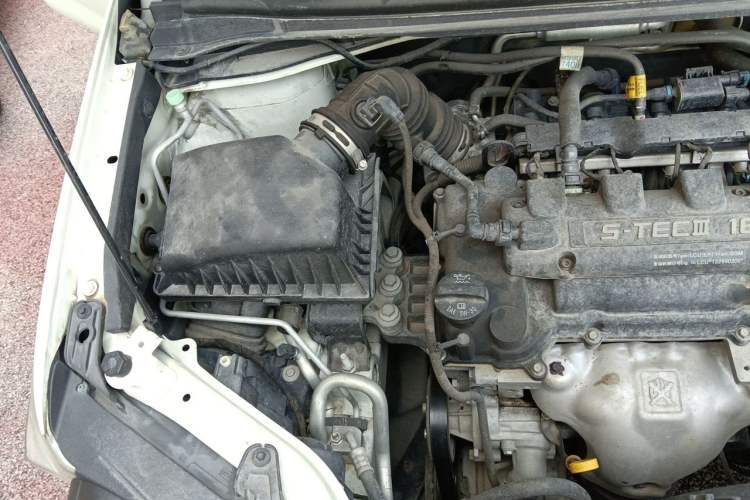 Used Chevrolet Aveo Sonic 2011 Sedan 1.4L MT SL Engine Bay Right