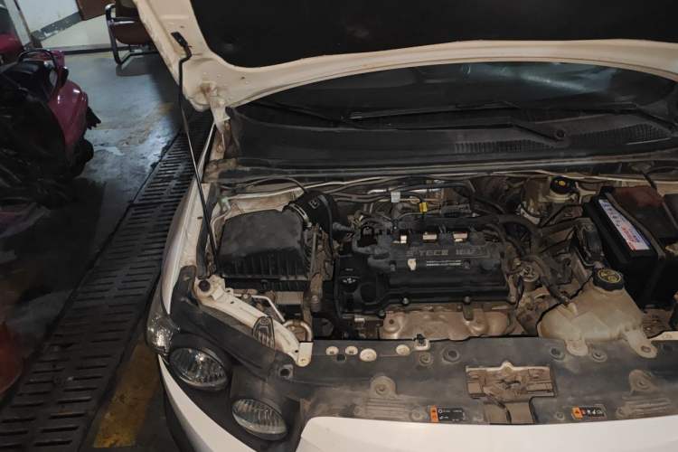 Used Chevrolet Aveo Sonic 2011 Sedan 1.4L MT SL Engine Bay Right