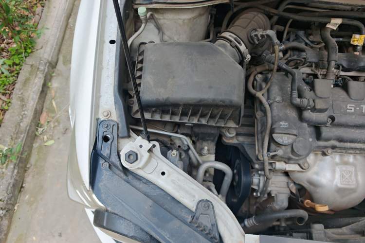 Used Chevrolet Aveo Sonic 2011 Sedan 1.4L MT SL Engine Bay Right