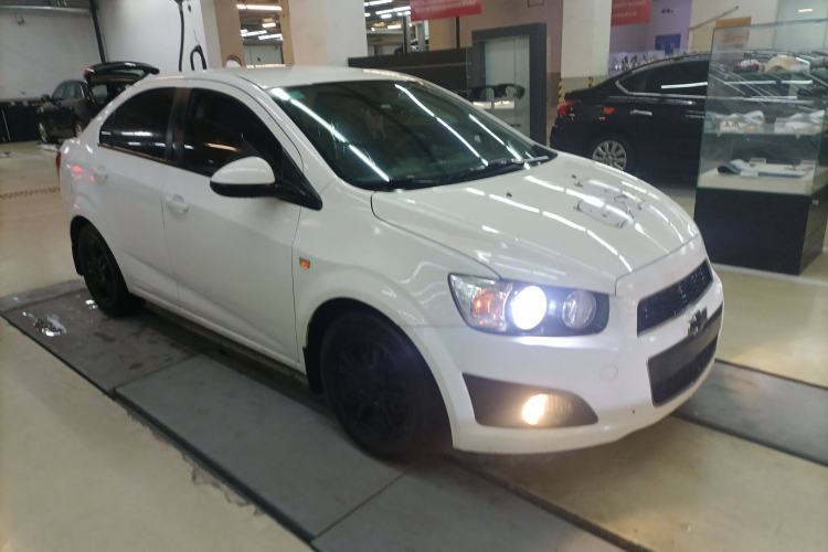 Used Chevrolet Aveo Sonic 2011 Sedan 1.4L Manual Transmission SE Front Right 45 Deg