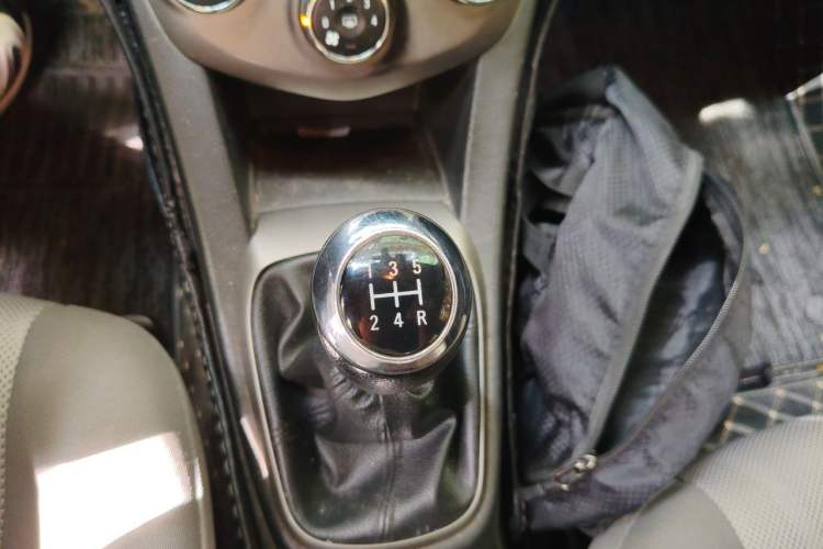 Used Chevrolet Aveo Sonic 2011 Sedan 1.4L Manual Transmission SE Gear Lever
