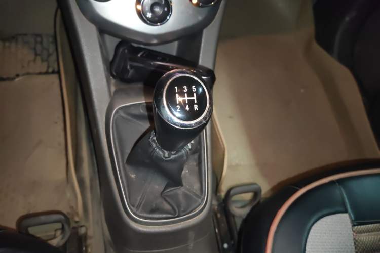 Used Chevrolet Aveo Sonic 2011 Sedan 1.4L MT SL Gear Lever