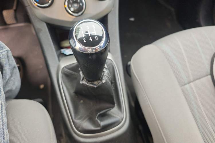 Used Chevrolet Aveo Sonic 2011 Sedan 1.4L MT SL Gear Lever