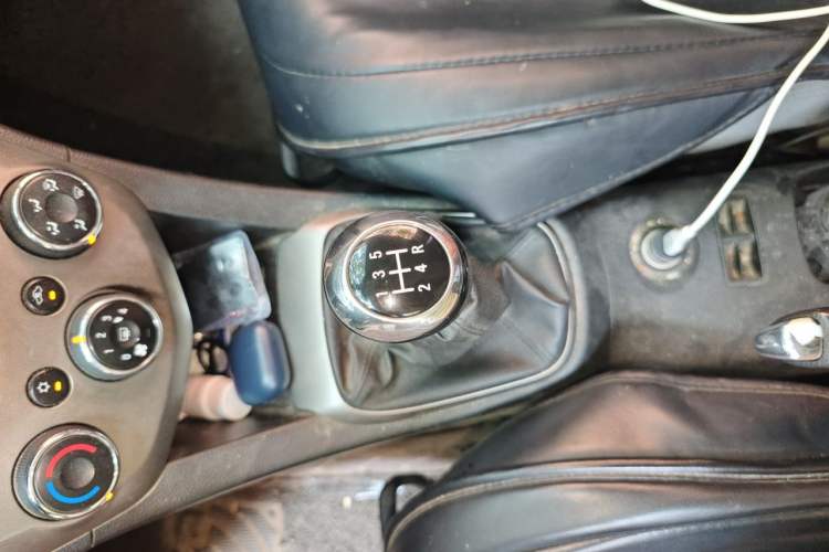 Used Chevrolet Aveo Sonic 2011 Sedan 1.4L MT SL Gear Lever