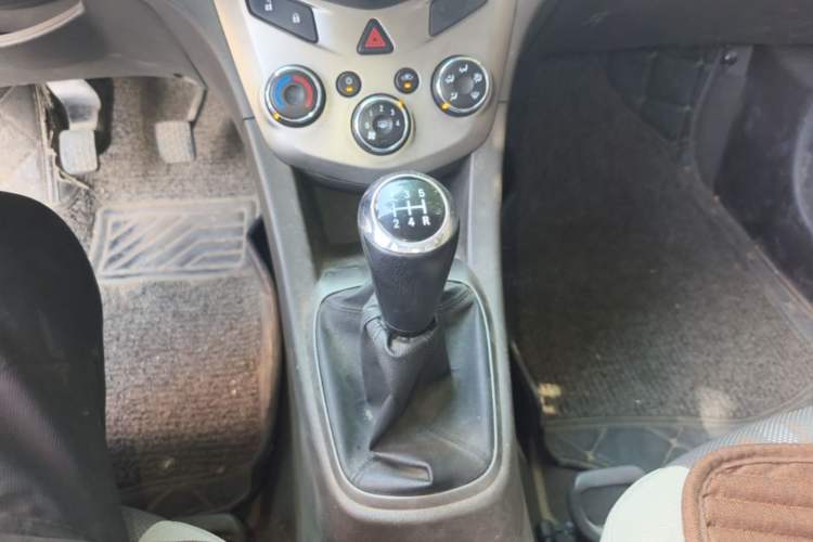 Used Chevrolet Aveo Sonic 2011 Sedan 1.4L MT SL Gear Lever