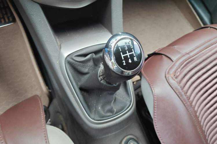 Used Chevrolet Aveo Sonic 2011 Sedan 1.4L MT SL Gear Lever