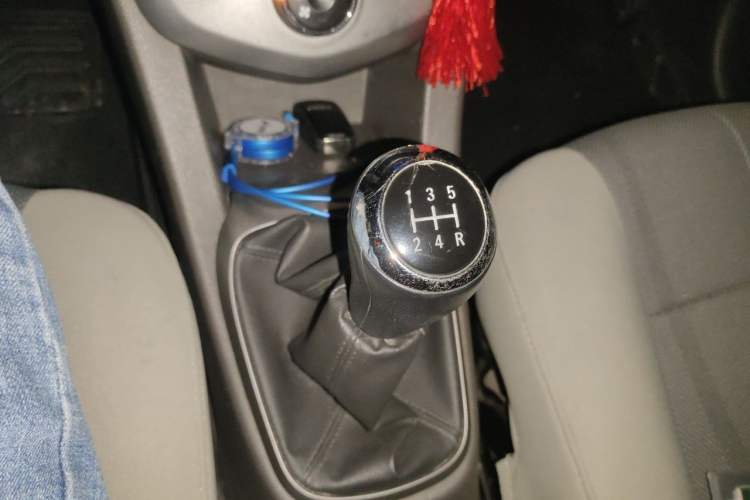 Used Chevrolet Aveo Sonic 2011 Sedan 1.4L Manual Transmission SE Gear Lever