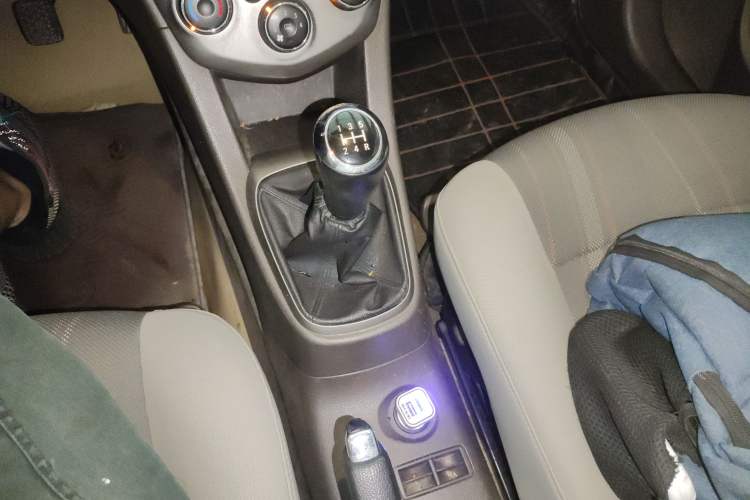 Used Chevrolet Aveo Sonic 2011 Sedan 1.4L MT SL Gear Lever