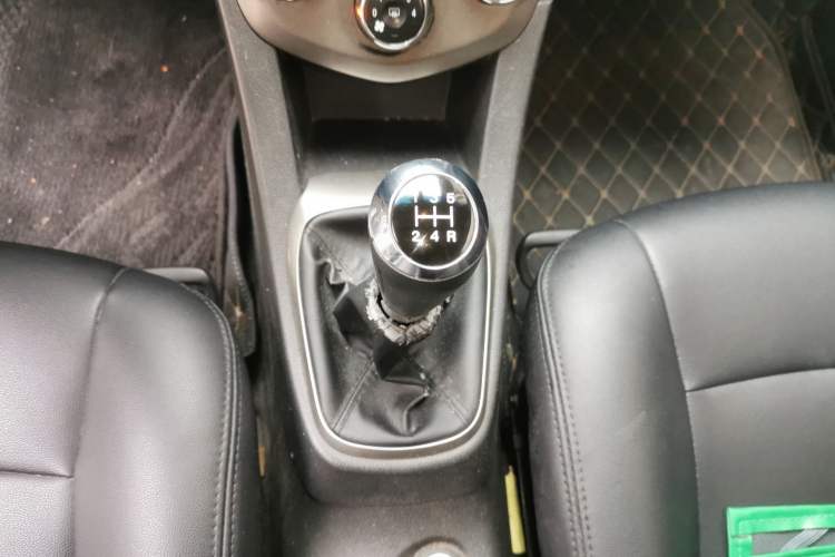 Used Chevrolet Aveo Sonic 2011 Sedan 1.4L MT SL Gear Lever