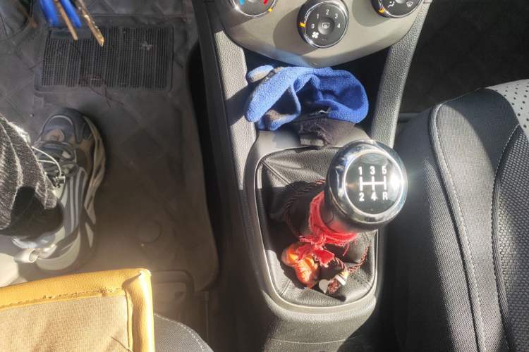 Used Chevrolet Aveo Sonic 2011 Sedan 1.4L Manual Transmission SE Gear Lever