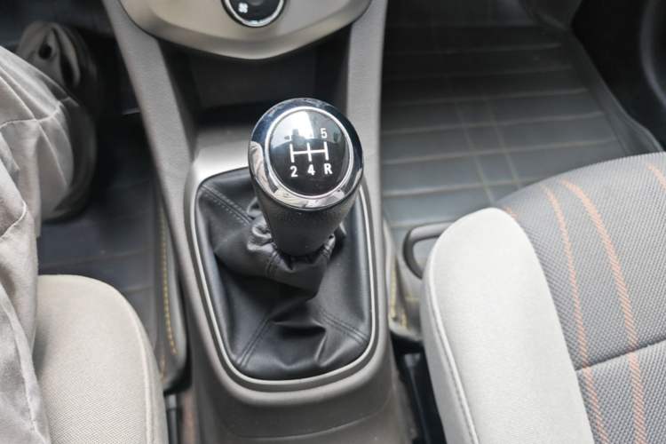 Used Chevrolet Aveo Sonic 2011 Sedan 1.4L Manual Transmission SE Gear Lever