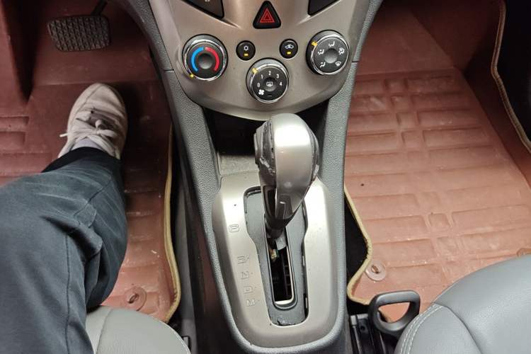 Used Chevrolet Aveo Sonic 2011 Hatchback 1.4L Automatic SE Gear Lever