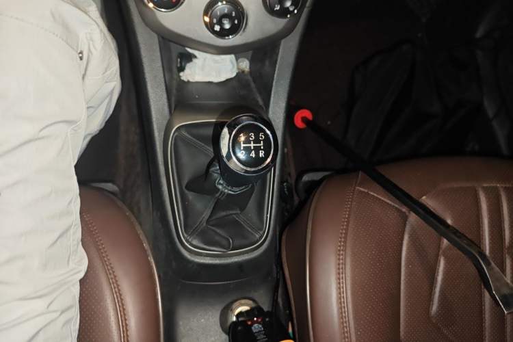 Used Chevrolet Aveo Sonic 2011 Sedan 1.4L MT SL Gear Lever