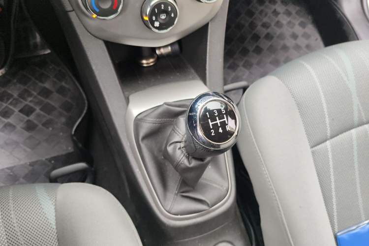 Used Chevrolet Aveo Sonic 2011 Sedan 1.4L MT SL Gear Lever