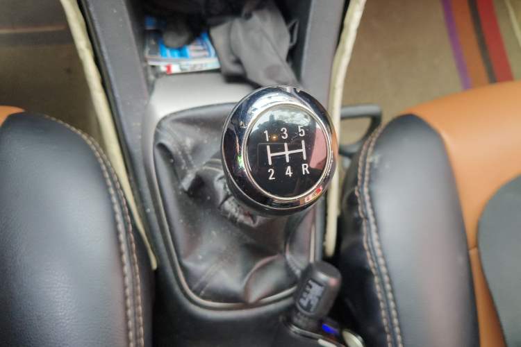 Used Chevrolet Aveo Sonic 2011 Sedan 1.4L MT SL Gear Lever
