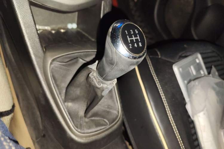 Used Chevrolet Aveo Sonic 2011 Sedan 1.4L MT SL Gear Lever