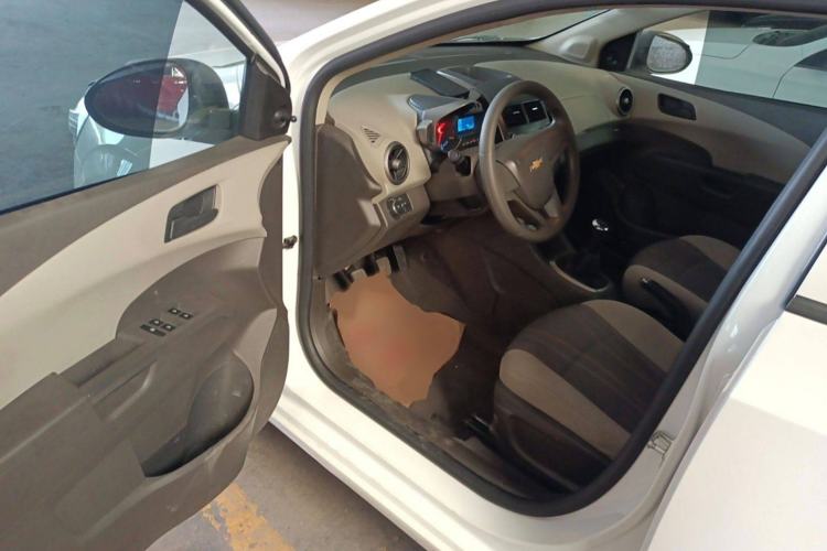 Used Chevrolet Aveo Sonic 2011 Sedan 1.4L MT SL Interior 2