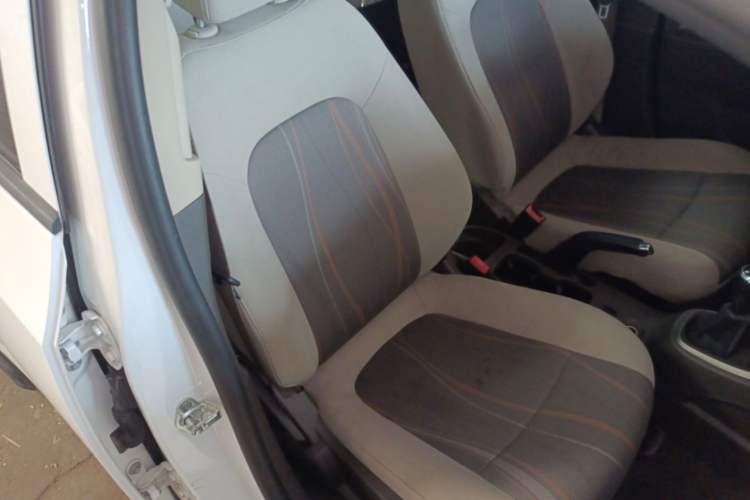 Used Chevrolet Aveo Sonic 2011 Sedan 1.4L MT SL Interior 4